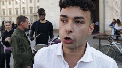 Scene from Protesta Milano: movimento "Our Voice" inscena le dinamiche di una guerra nucleare