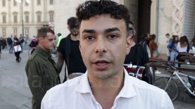 Scene from Protesta Milano: movimento "Our Voice" inscena le dinamiche di una guerra nucleare