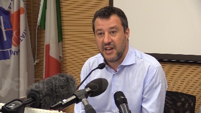 Scene from Figlio Lucarelli, Salvini: "Identificazione? Chiedete al ministro dell'Interno"