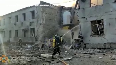 Scene from Ucraina, a Odessa i soccorritori spengono l'incendio dopo il bombardamento russo