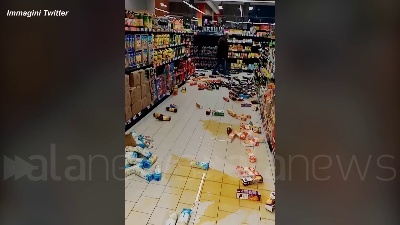 Scene from Terremoto in Croazia, bottiglie cadute dagli scaffali nelle corsie di un supermercato