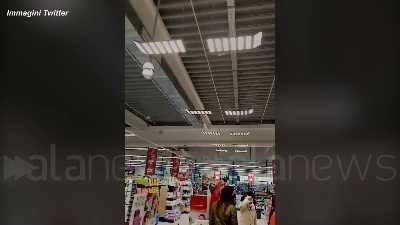 Scene from Terremoto in Croazia, bottiglie cadute dagli scaffali nelle corsie di un supermercato