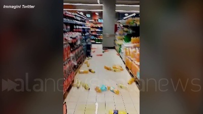 Scene from Terremoto in Croazia, bottiglie cadute dagli scaffali nelle corsie di un supermercato