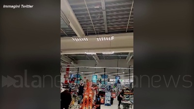 Scene from Terremoto in Croazia, bottiglie cadute dagli scaffali nelle corsie di un supermercato