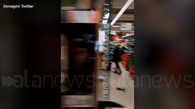 Scene from Terremoto in Croazia, bottiglie cadute dagli scaffali nelle corsie di un supermercato