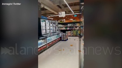 Scene from Terremoto in Croazia, bottiglie cadute dagli scaffali nelle corsie di un supermercato