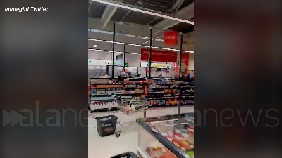 Scene from Terremoto in Croazia, bottiglie cadute dagli scaffali nelle corsie di un supermercato