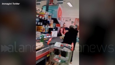 Scene from Terremoto in Croazia, bottiglie cadute dagli scaffali nelle corsie di un supermercato