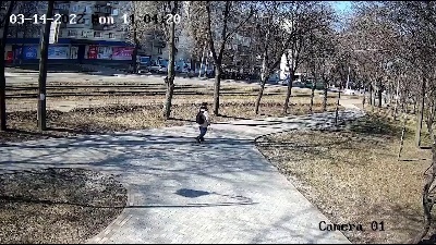 Scene from Ucraina, missile russo intercettato cade tra i passanti a Kiev: un morto