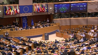 Scene from Ucraina, il Parlamento europeo approva "a larga maggioranza" lo status di candidato