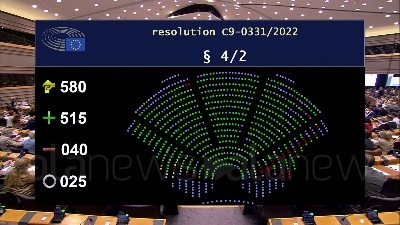 Scene from Ucraina, il Parlamento europeo approva "a larga maggioranza" lo status di candidato