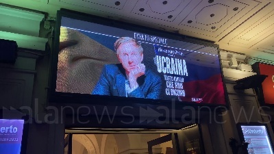 Scene from Di Battista allo spettacolo di Orsini: "Draghi ventriloquo di Washington, va lì a prendere ordini"