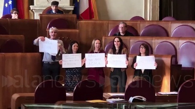 Scene from Roma, Pd contesta Raggi in Campidoglio: "Si dimetta"