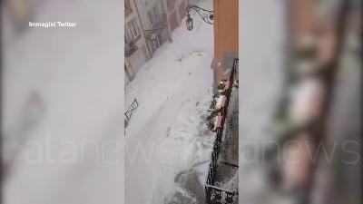 Scene from Francia, una violenta grandinata sommerge le strade