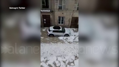 Scene from Francia, una violenta grandinata sommerge le strade