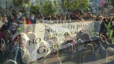 Scene from Trieste, 8mila contro il greenpass:  tensioni al blocco della polizia in piazza Unità d'Italia