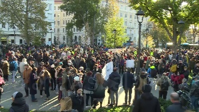 Scene from Trieste, 8mila contro il greenpass:  tensioni al blocco della polizia in piazza Unità d'Italia
