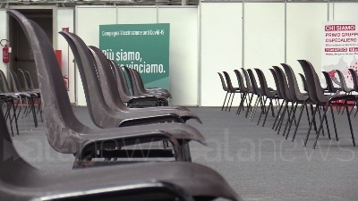 Scene from Milano, centri vaccinali momentaneamente vuoti per carenza di vaccini