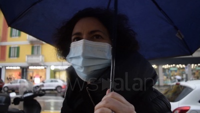 Scene from Crisi di governo, l'opinione dei cittadini milanesi tra sconcerto e ottimismo