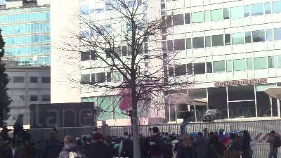 Scene from Clima, il corteo 'Fridays for future' si trasforma in un sit-in davanti al Pirellone