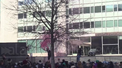 Scene from Clima, il corteo 'Fridays for future' si trasforma in un sit-in davanti al Pirellone