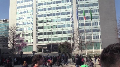 Scene from Clima, il corteo 'Fridays for future' si trasforma in un sit-in davanti al Pirellone