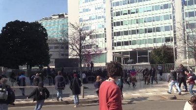 Scene from Clima, il corteo 'Fridays for future' si trasforma in un sit-in davanti al Pirellone