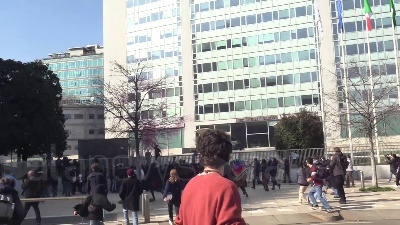 Scene from Clima, il corteo 'Fridays for future' si trasforma in un sit-in davanti al Pirellone