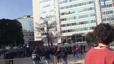 Scene from Clima, il corteo 'Fridays for future' si trasforma in un sit-in davanti al Pirellone