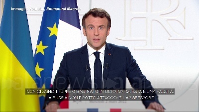 Scene from Ucraina, Macron: "In contatto con Putin per convincerlo a rinunciare alla violenza"