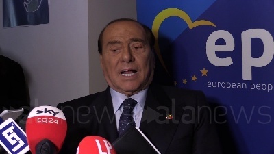 Scene from Cdx, Berlusconi: "Lontano da estremismo e ritorno a passato"