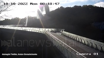 Scene from Ucraina, esplosione vicino a un ponte pedonale nel centro di Kiev