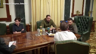 Scene from Sean Penn a Kiev, l'attore dona la sua statuetta dell'Oscar a Zelensky