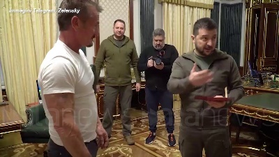 Scene from Sean Penn a Kiev, l'attore dona la sua statuetta dell'Oscar a Zelensky