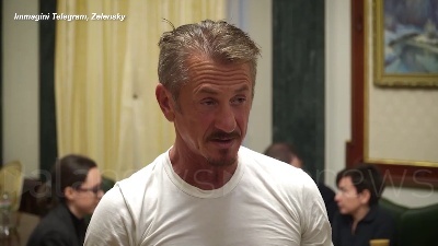 Scene from Sean Penn a Kiev, l'attore dona la sua statuetta dell'Oscar a Zelensky