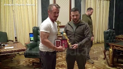 Scene from Sean Penn a Kiev, l'attore dona la sua statuetta dell'Oscar a Zelensky