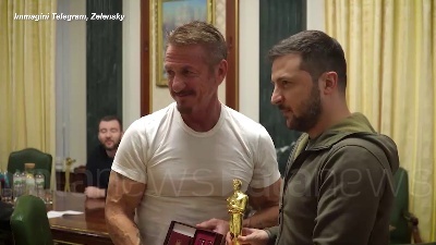 Scene from Sean Penn a Kiev, l'attore dona la sua statuetta dell'Oscar a Zelensky