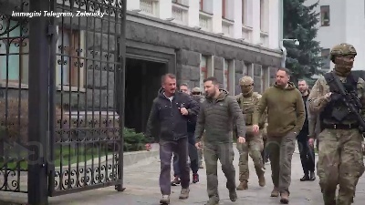 Scene from Sean Penn a Kiev, l'attore dona la sua statuetta dell'Oscar a Zelensky