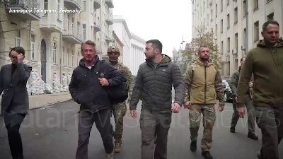 Scene from Sean Penn a Kiev, l'attore dona la sua statuetta dell'Oscar a Zelensky