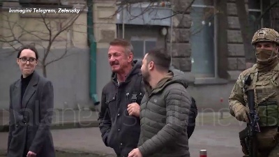 Scene from Sean Penn a Kiev, l'attore dona la sua statuetta dell'Oscar a Zelensky