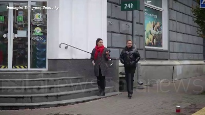 Scene from Sean Penn a Kiev, l'attore dona la sua statuetta dell'Oscar a Zelensky