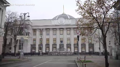 Scene from Sean Penn a Kiev, l'attore dona la sua statuetta dell'Oscar a Zelensky