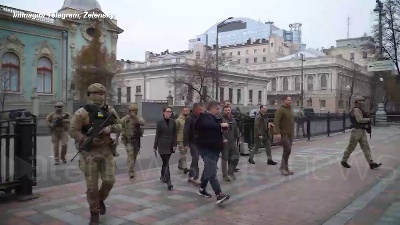 Scene from Sean Penn a Kiev, l'attore dona la sua statuetta dell'Oscar a Zelensky