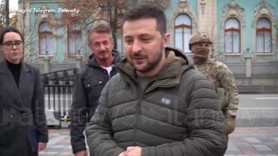 Scene from Sean Penn a Kiev, l'attore dona la sua statuetta dell'Oscar a Zelensky