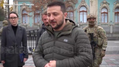 Scene from Sean Penn a Kiev, l'attore dona la sua statuetta dell'Oscar a Zelensky