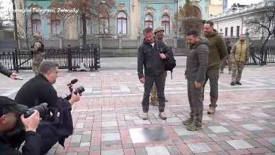 Scene from Sean Penn a Kiev, l'attore dona la sua statuetta dell'Oscar a Zelensky
