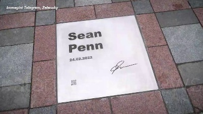 Scene from Sean Penn a Kiev, l'attore dona la sua statuetta dell'Oscar a Zelensky