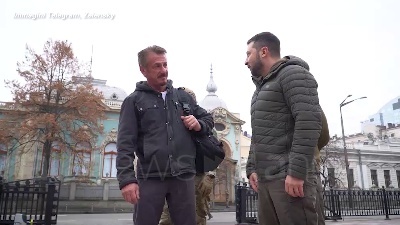 Scene from Sean Penn a Kiev, l'attore dona la sua statuetta dell'Oscar a Zelensky