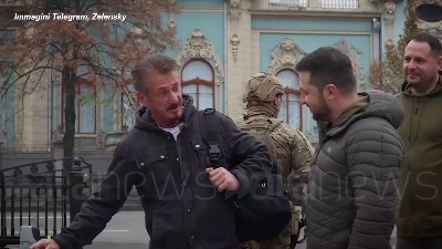 Scene from Sean Penn a Kiev, l'attore dona la sua statuetta dell'Oscar a Zelensky