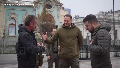 Scene from Sean Penn a Kiev, l'attore dona la sua statuetta dell'Oscar a Zelensky